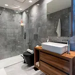 20th Floor Luxury Sea View Mercury Tower - Rooftop Pool! By Uniq *