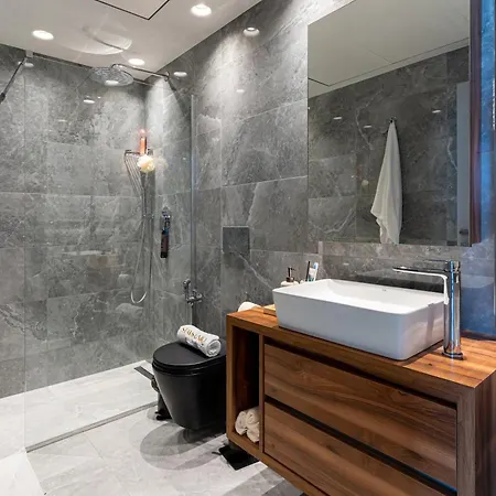 20th Floor Luxury Sea View Mercury Tower - Rooftop Pool! By Uniq *