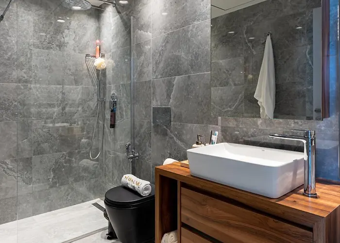 20th Floor Luxury Sea View Mercury Tower - Rooftop Pool! By Uniq *